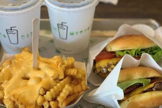 Nedáte spropitné? Zaplatíte víc. Američan natočil zvláštní cenotvorbu ve fastfoodu na letišti - Novinky